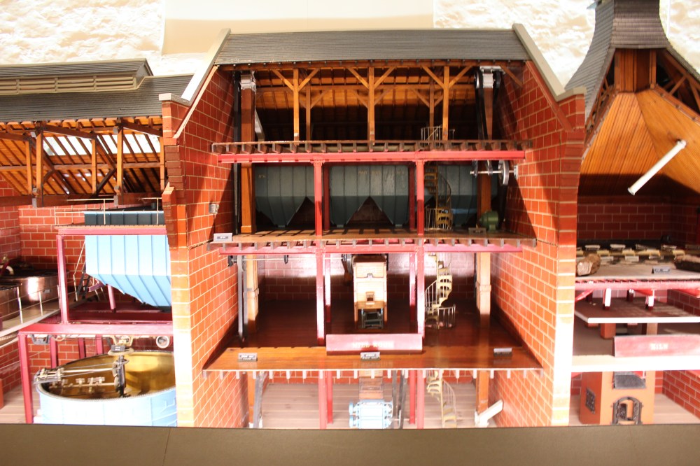 4. Moara - se macina orzul la dimensiunea optima procesului IMG_6258